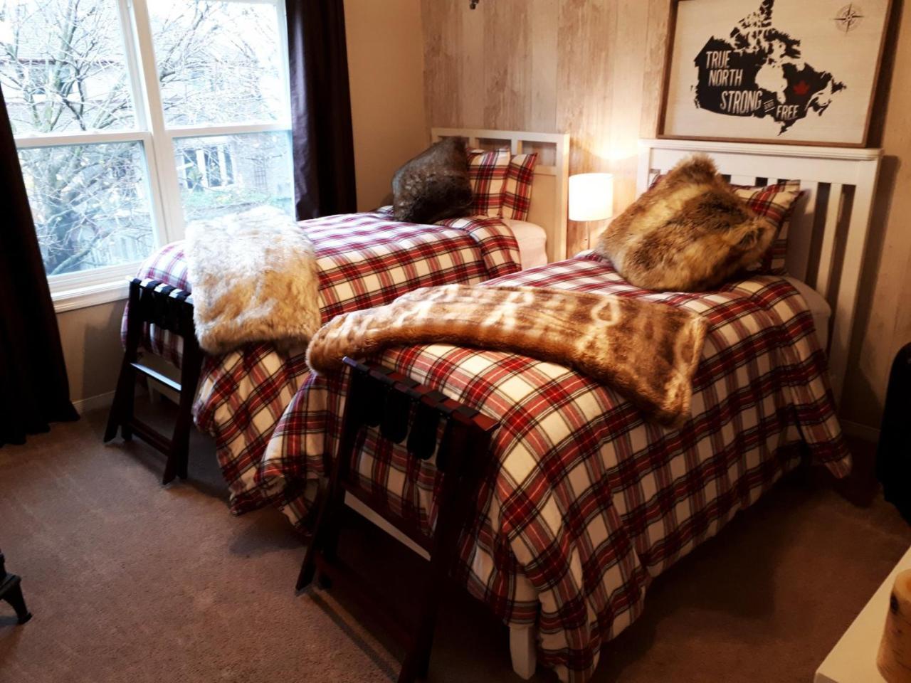 The Tartan House Bed & Breakfast Ajax Exterior photo